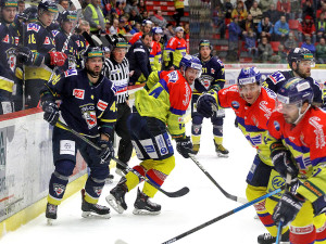 U hostující střídačky Antonín Melka s Jakubem Babkou
