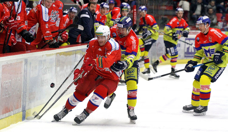 Martin Beránek se snaží u hrazení přejít přes Marka Slavíka