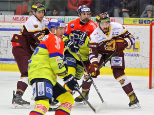 Juniorská naděje Motoru Martin Beránek mezi hostujícími obránci Martinem Matějíčkem (vpravo) a Lukášem Marešem