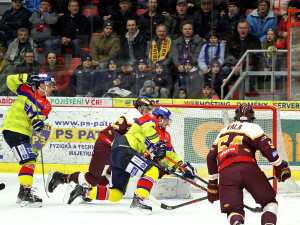Miloslav Čermák se snaží překonat beka Mareše i gólmana Honzíka