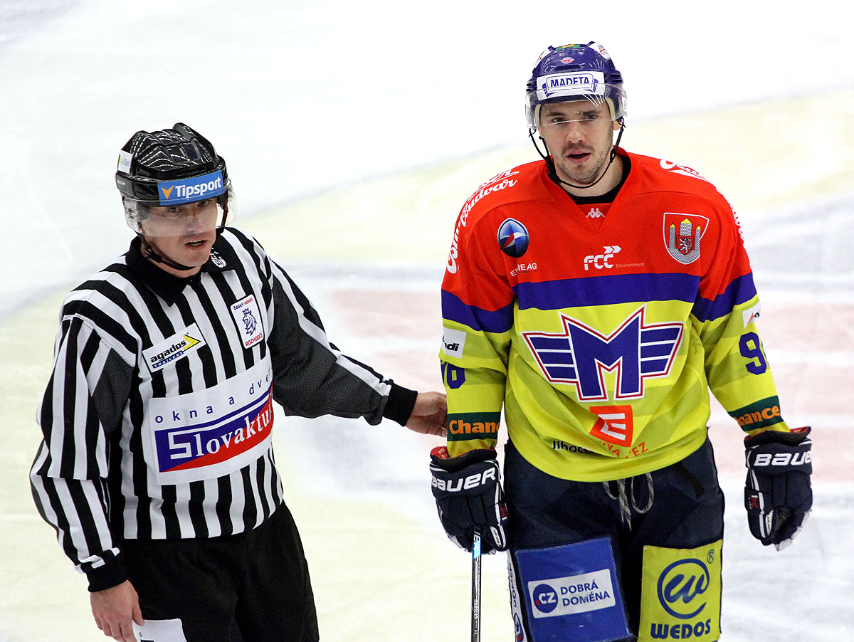Čárový rozhodčí odvádí Martina Heřmana na trestnou lavici