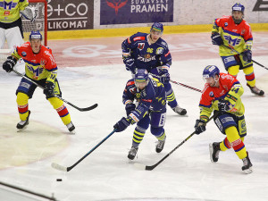 Přerovský obránce Lukáš Zbořil odpaluje puk před Jakubem Babkou