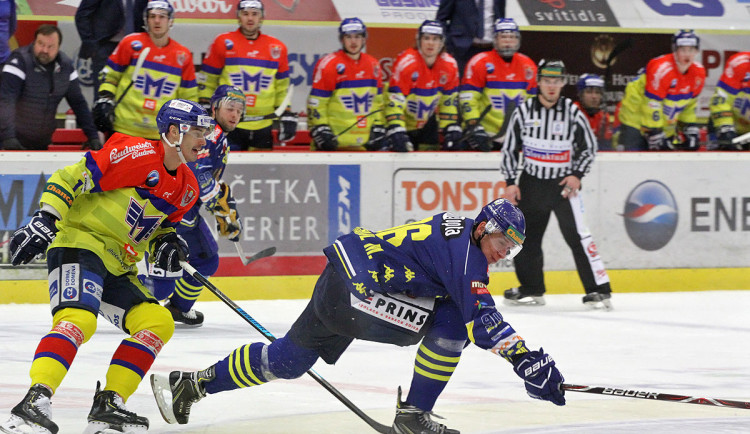 Matouš Kratochvíl se natahuje za volným kotoučem před Žigou Pavlinem