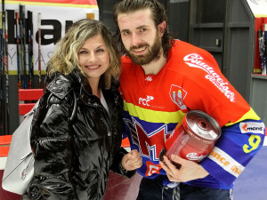 Tekutou odměnu díky fanouškům, kteří ho zvolili Motorákem měsíce ledna, převzal z rukou Evy Tesařové z Budějcké Drbny Lukáš Endál