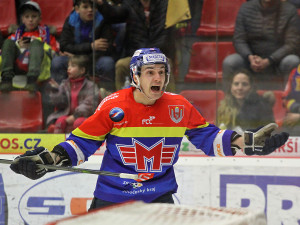 Zdeněk Doležal se marně dožaduje u rozhodčího odpískání faulu