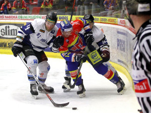 Babka v sevření havířovských beků Rašnera (vlevo), mimo jiné autora gólu na 0:3, a Staňka