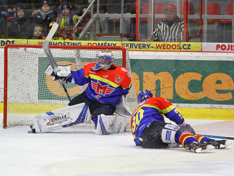 Petr Kváča tímto zákrokem v oslabení tři na pět další brance Slezanů nezabránil