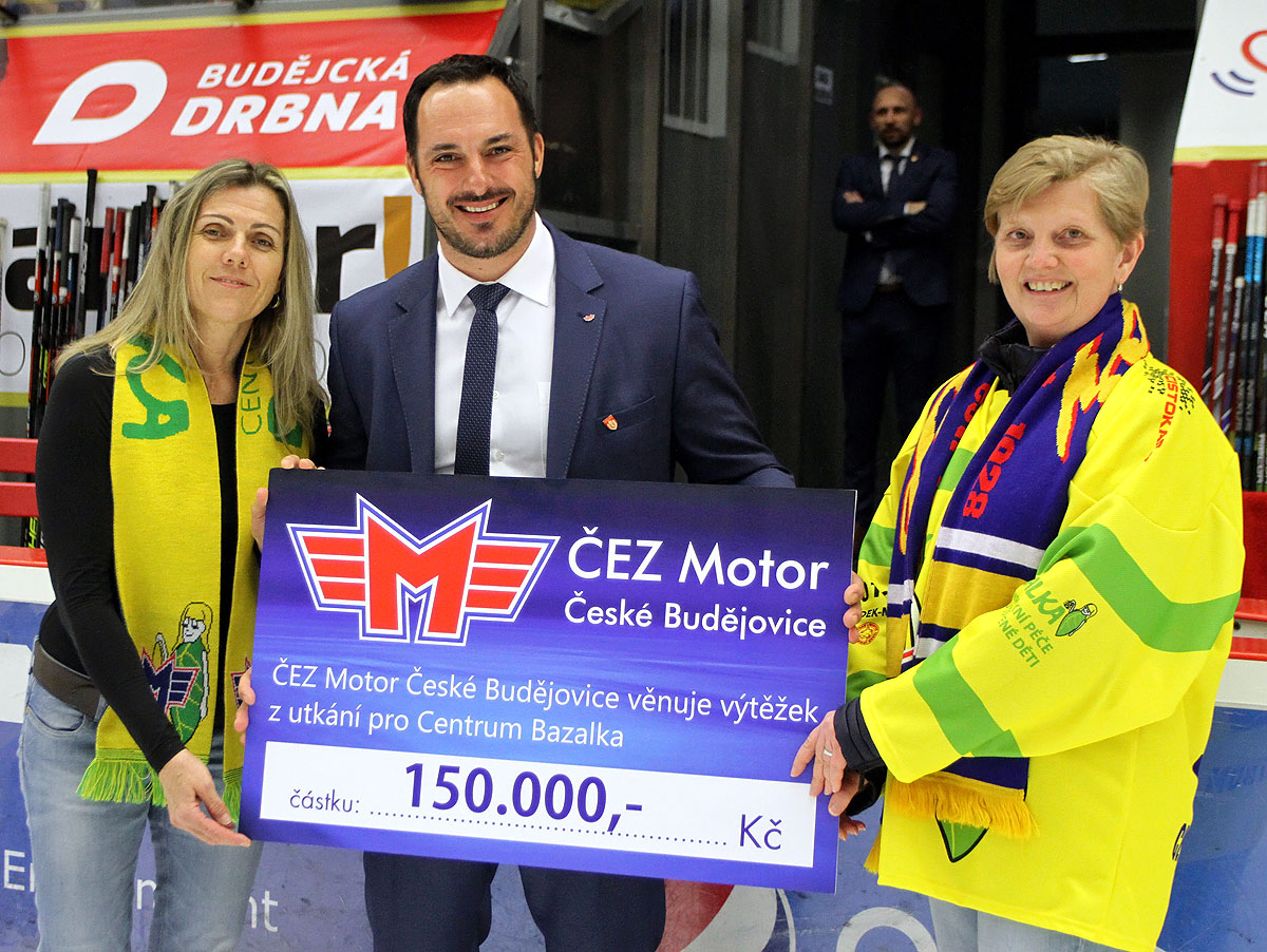 Aleš Kotalík předal zástupkyním Centra BAZALKA, ředitelce dětského stacionáře Vandě Políkové (vpravo) a Martině Koudelkové, šek z nedávné charitativní akce na 150 tisíc korun