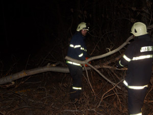 Vítr lámal stromy, hasiči se nezastavili