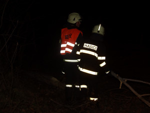 Vítr lámal stromy, hasiči se nezastavili