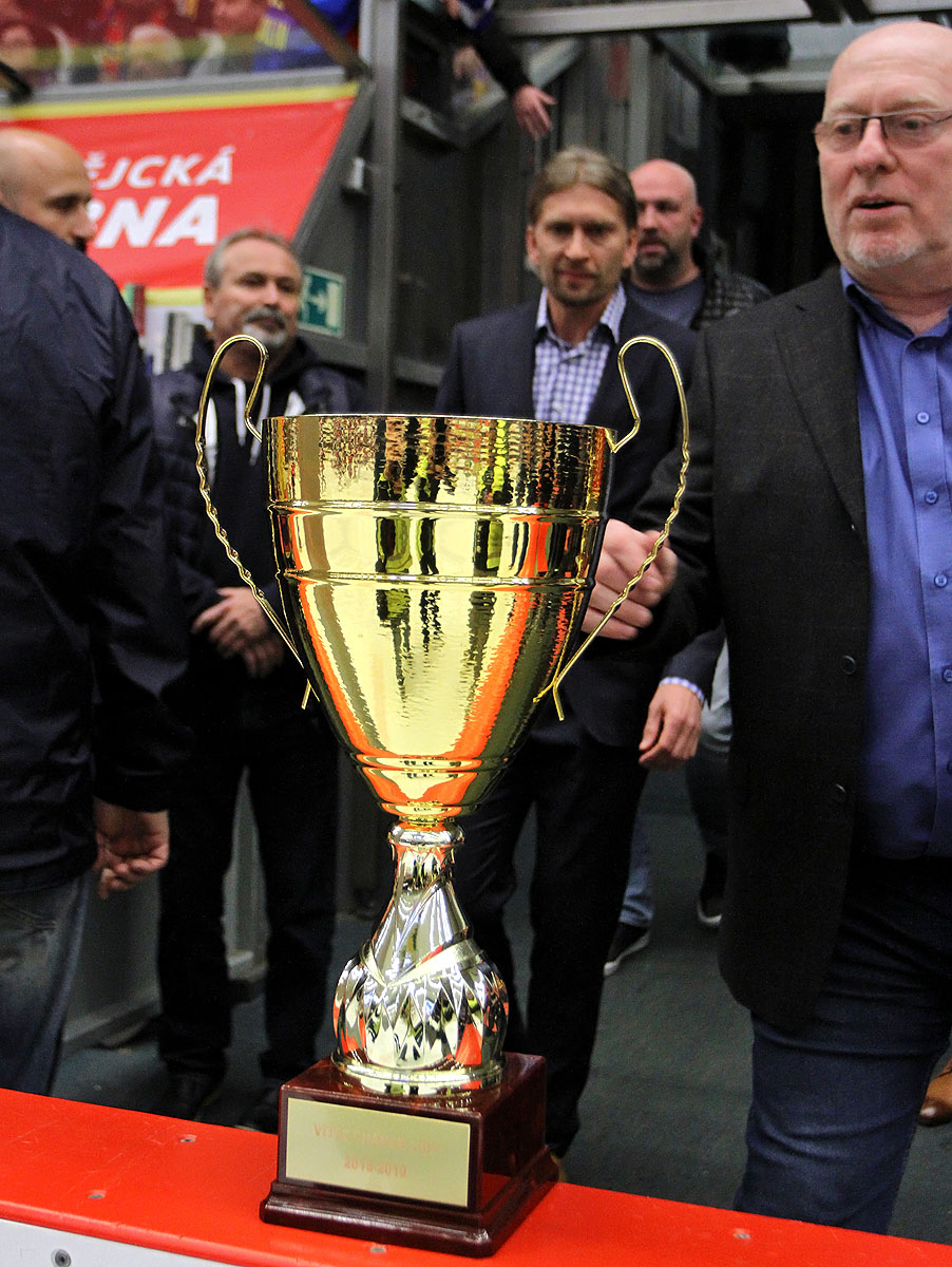 Trofej pro vítěze Chance ligy 2018/2019 s ředitelem druhé nejvyšší domácí hokejové soutěže Pavlem Setikovským
