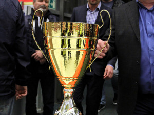 Trofej pro vítěze Chance ligy 2018/2019 s ředitelem druhé nejvyšší domácí hokejové soutěže Pavlem Setikovským