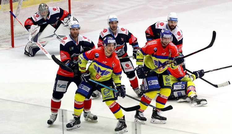 Přes tuhle hradbu těl by střela domácího obránce prošla jenom těžko