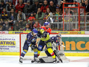 Jakub Babka se snaží o teč před zasahujícím Cikánkem, Martin Kehar ho ale natlačil do brankoviště