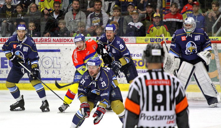 Karabáček s Říhou v souboji před Cikánkem, v popředí bránící Vampola