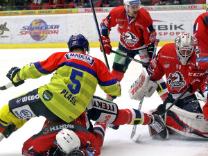 Plášil nasedl při tomto závaru před brankou Ondřeje Kacetla na záda Kratochvilovi