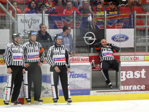 Sudí René Hradil se radí videorozhodčím o tom, zda kotouč při Kváčově zákroku překročil brankovou čáru