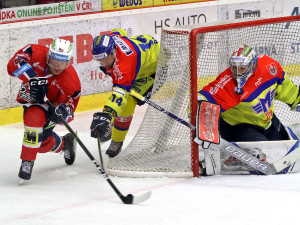 Jan Kloz objíždí Kváčovu klec, stíhá ho Jakub Babka