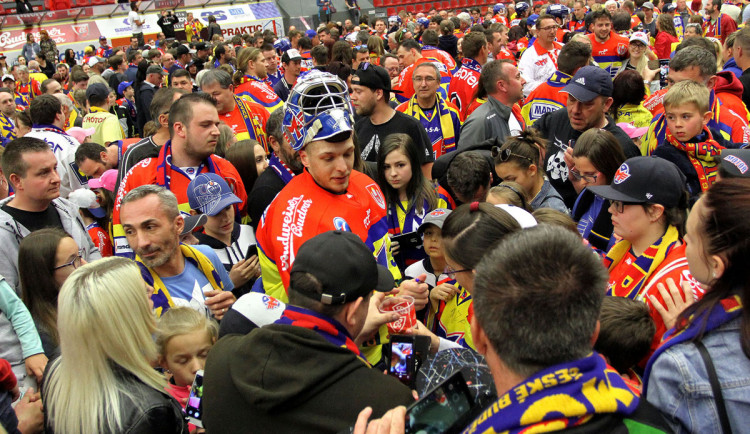 O podpis a společnou fotku s Petrem Kváčou byl zájem