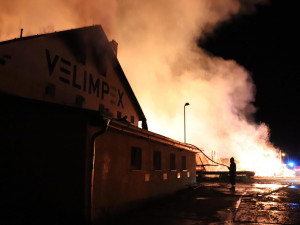 FOTO/VIDEO: Požár pily v Mirkovicích minutu po minutě