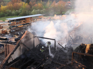 FOTO/VIDEO: Požár pily v Mirkovicích minutu po minutě