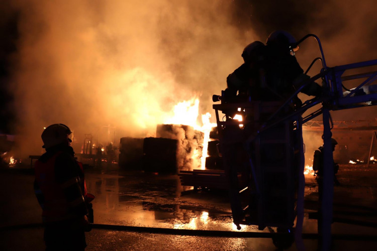 FOTO/VIDEO: Požár pily v Mirkovicích minutu po minutě