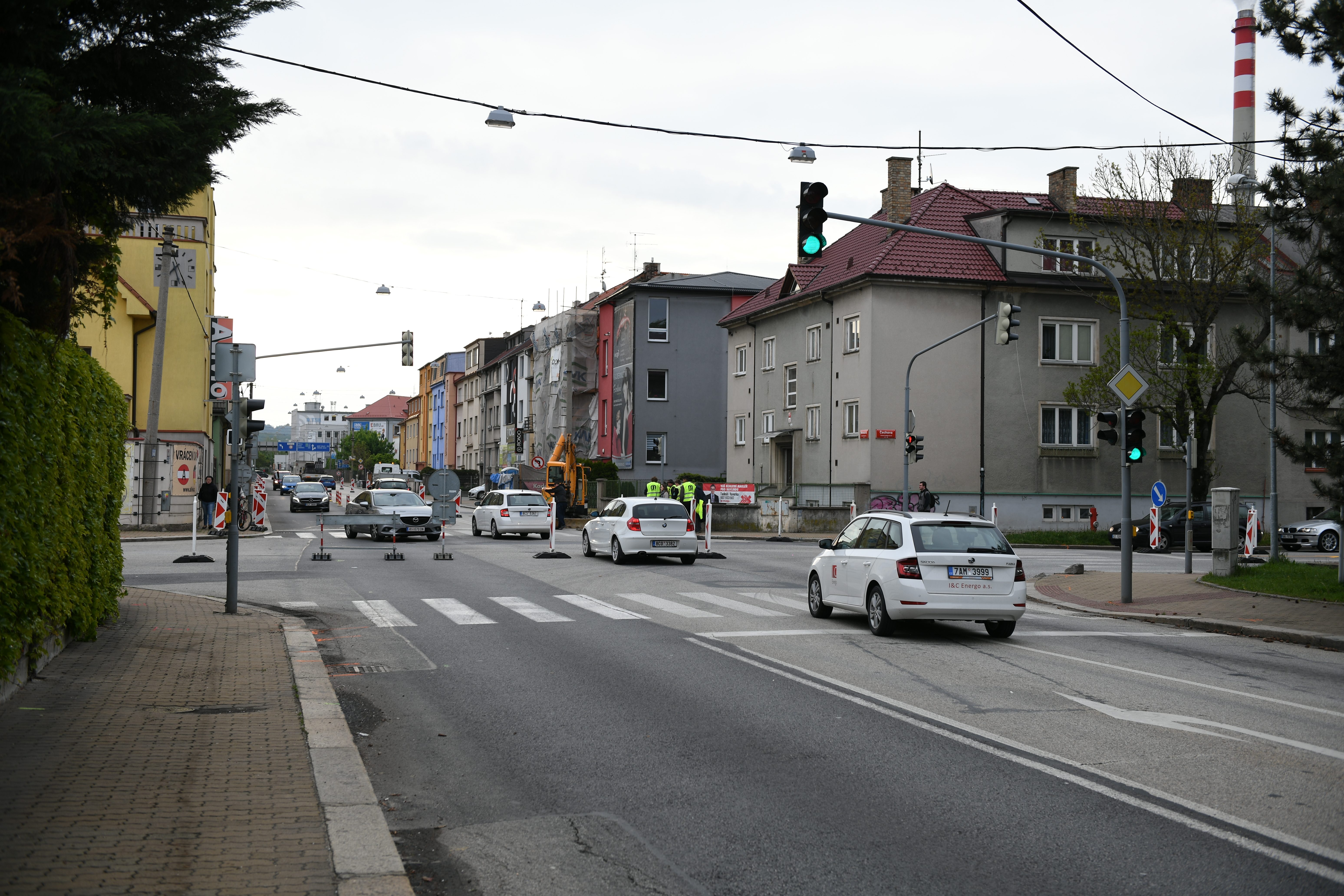 Uzavření Mánesovky ráno dopravu příliš nekomplikovalo. Řidiče mátlo dopravní značení