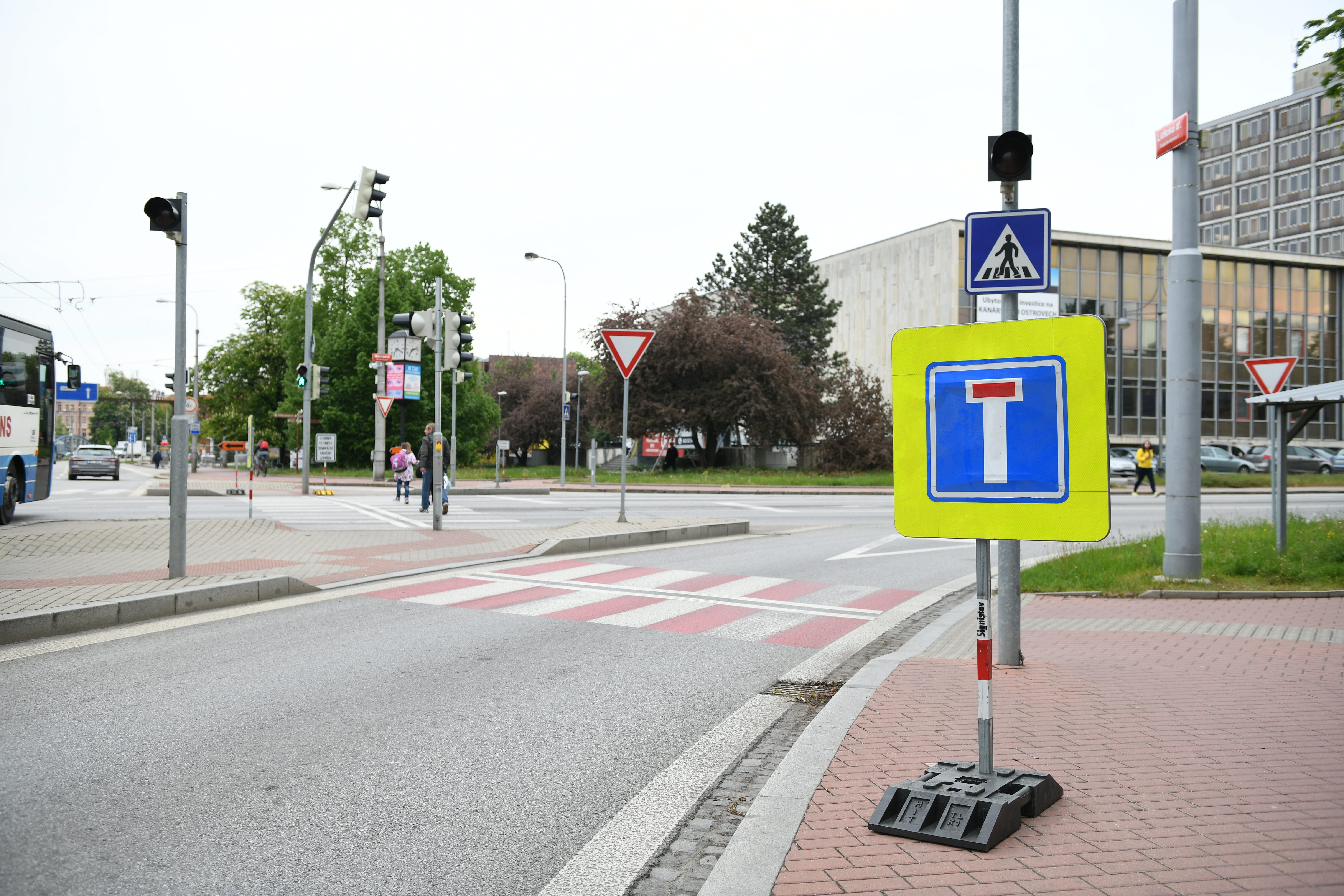 Uzavření Mánesovky ráno dopravu příliš nekomplikovalo. Řidiče mátlo dopravní značení