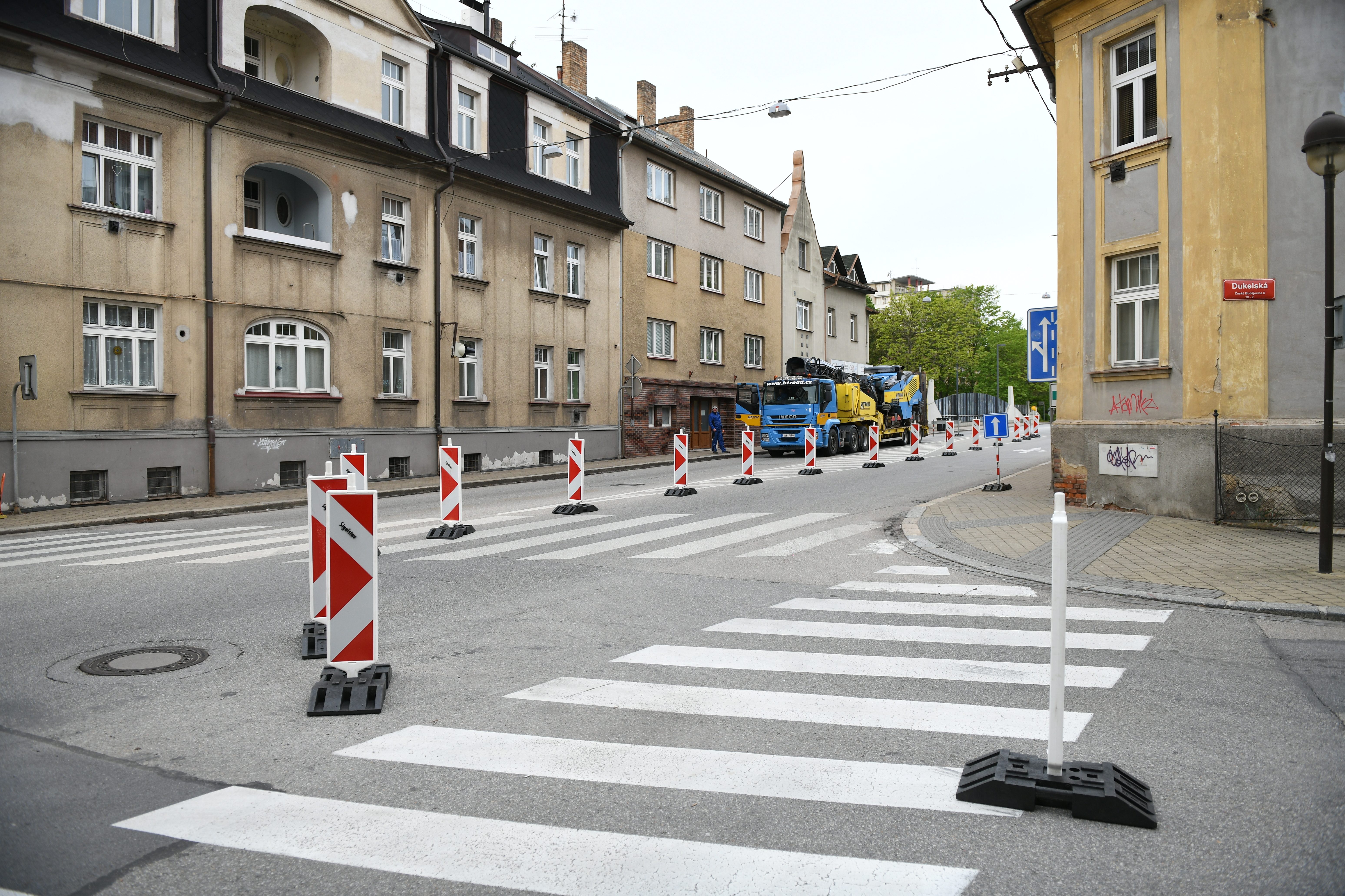 Uzavření Mánesovky ráno dopravu příliš nekomplikovalo. Řidiče mátlo dopravní značení