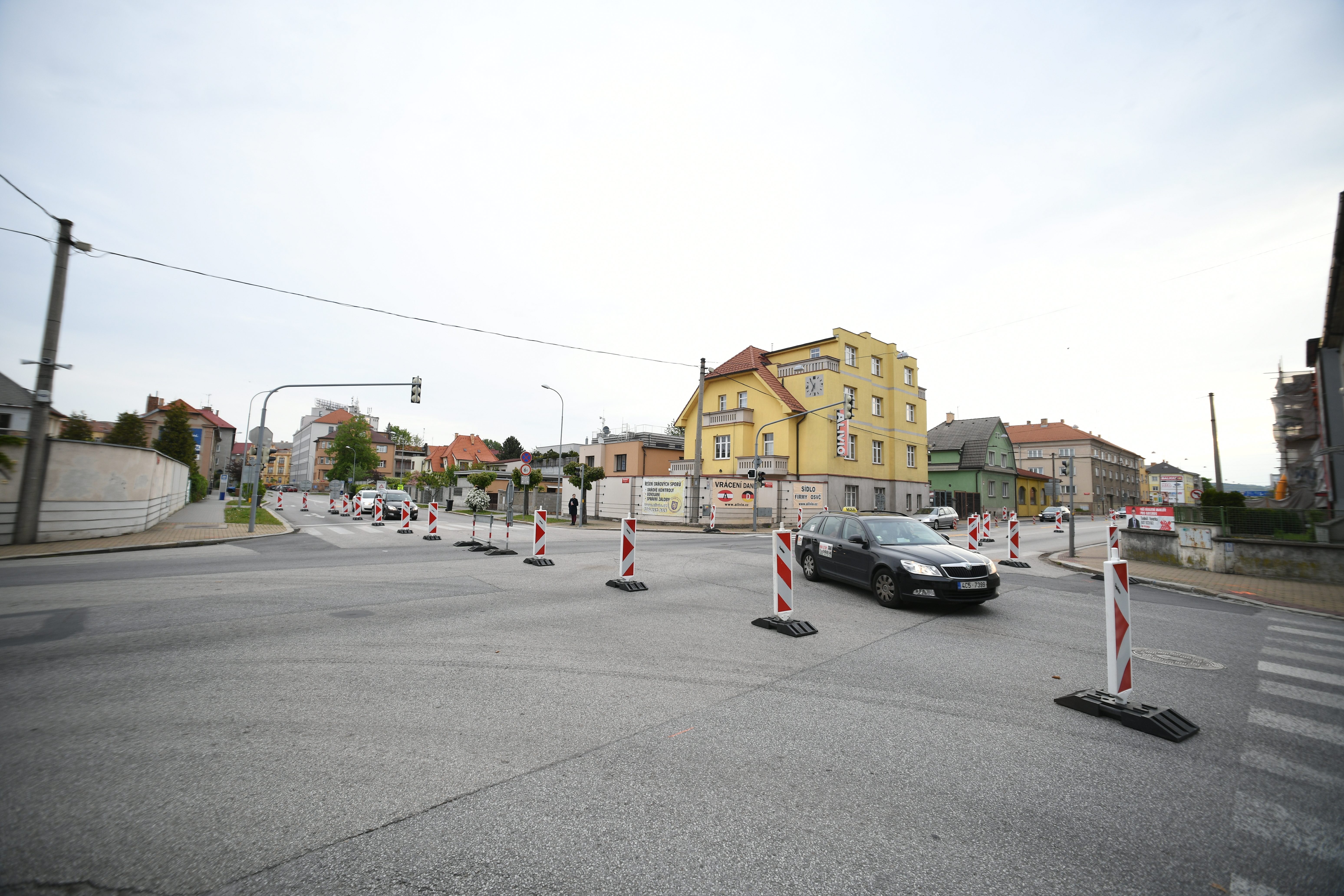 Uzavření Mánesovky ráno dopravu příliš nekomplikovalo. Řidiče mátlo dopravní značení