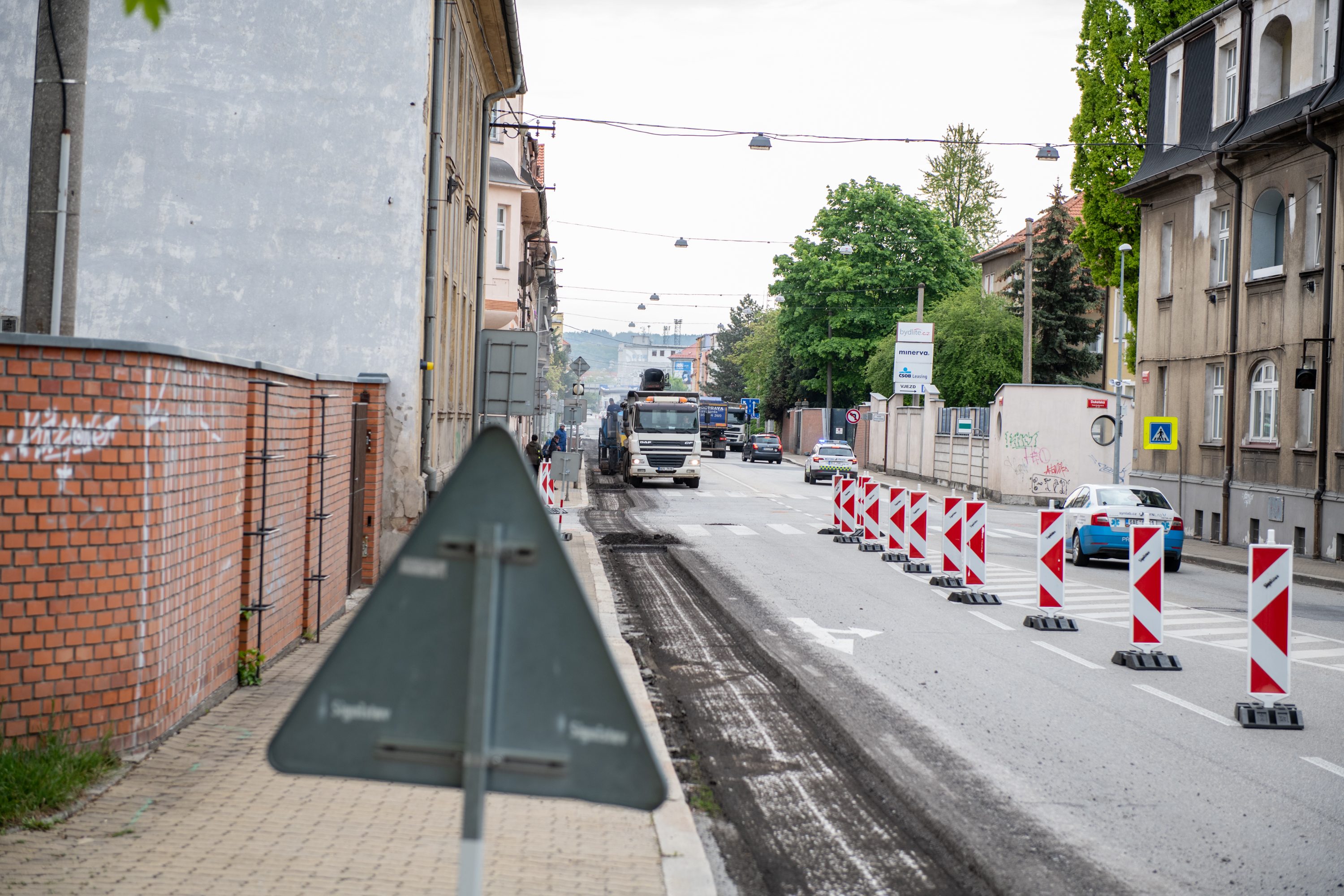 Uzavření Mánesovky ráno dopravu příliš nekomplikovalo. Řidiče mátlo dopravní značení