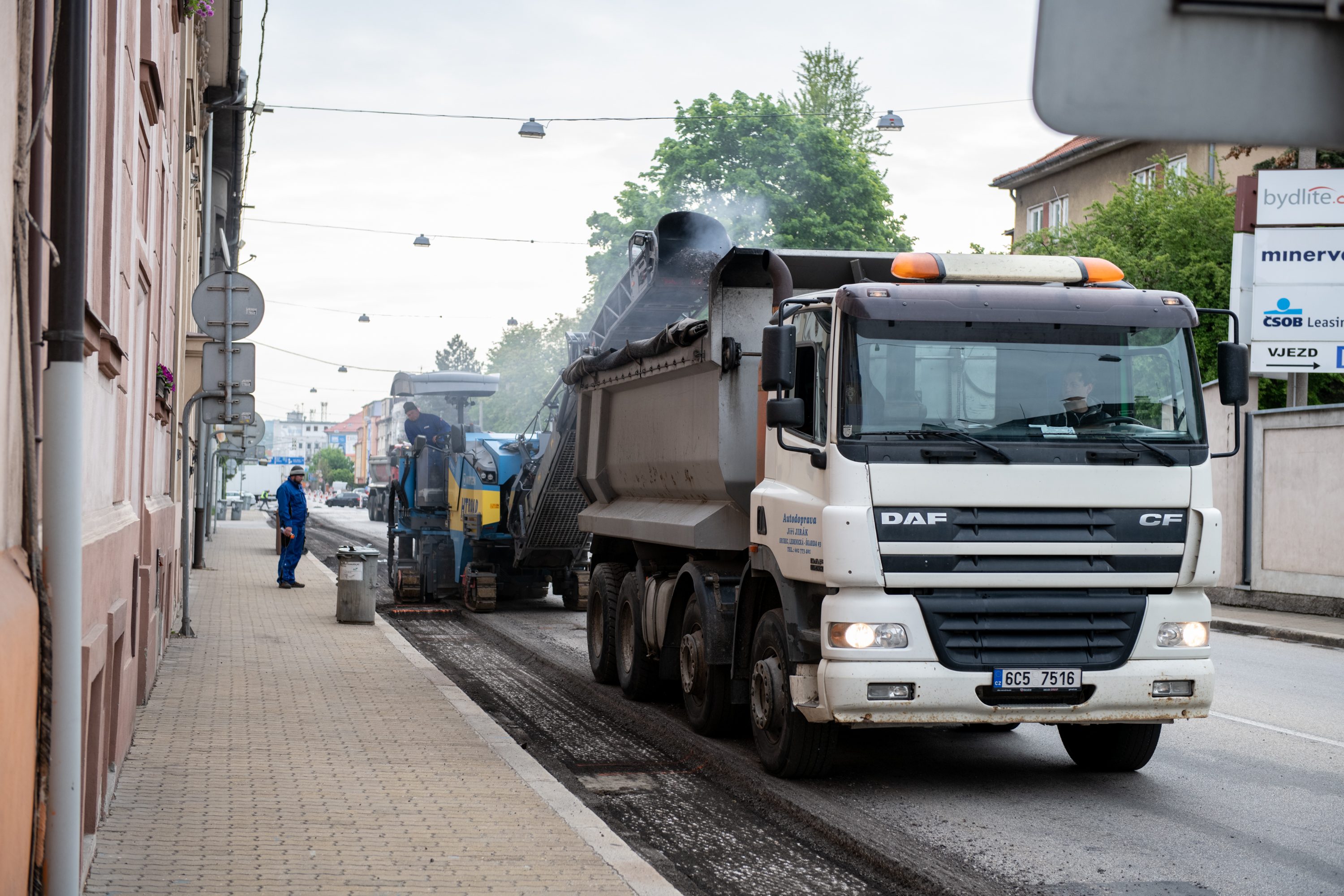 Uzavření Mánesovky ráno dopravu příliš nekomplikovalo. Řidiče mátlo dopravní značení