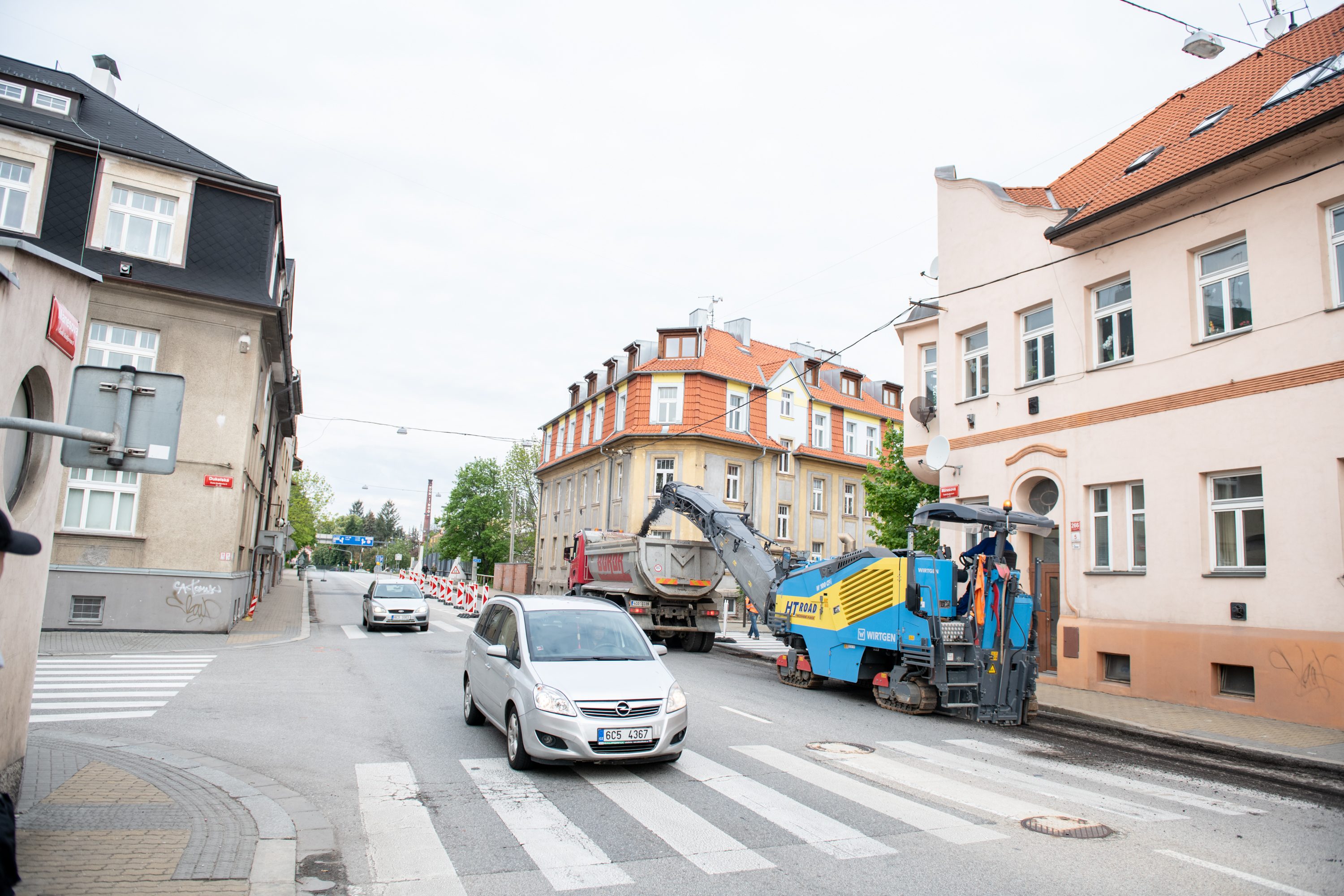 Uzavření Mánesovky ráno dopravu příliš nekomplikovalo. Řidiče mátlo dopravní značení
