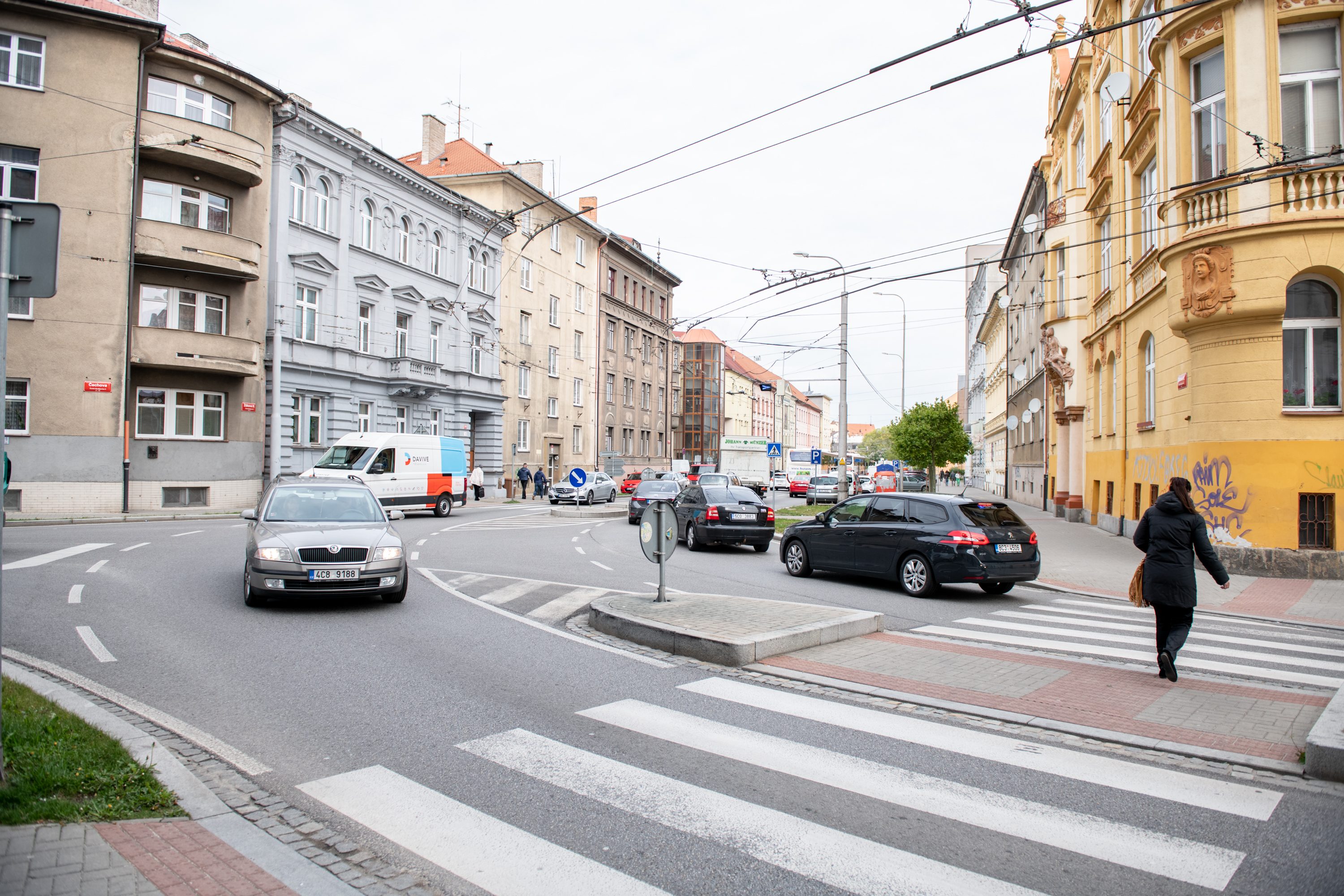 Uzavření Mánesovky ráno dopravu příliš nekomplikovalo. Řidiče mátlo dopravní značení