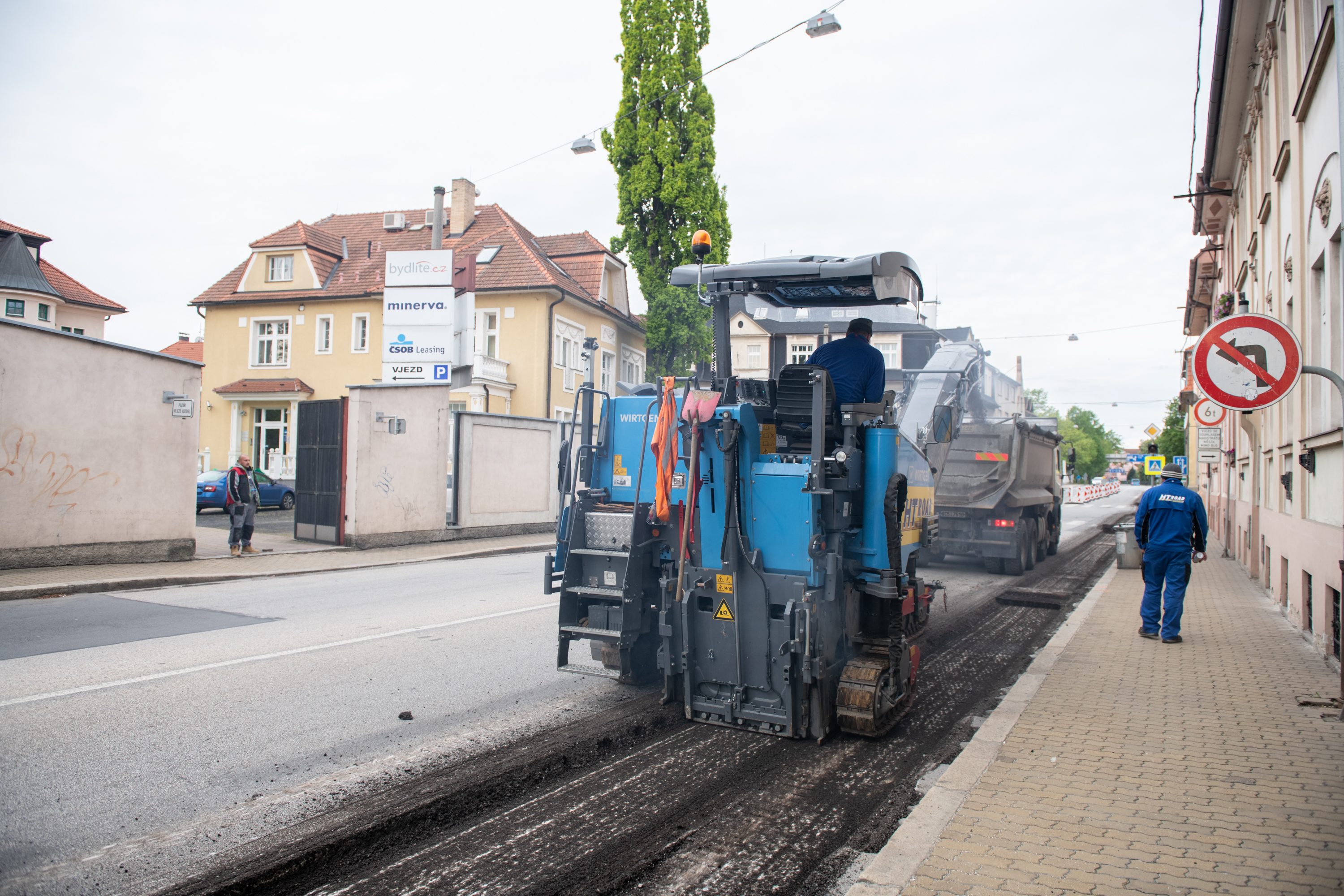 Uzavření Mánesovky ráno dopravu příliš nekomplikovalo. Řidiče mátlo dopravní značení