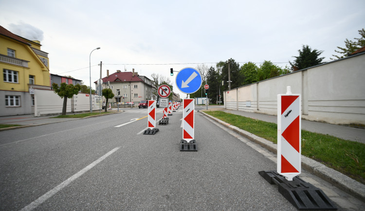 Uzavření Mánesovky ráno dopravu příliš nekomplikovalo. Řidiče mátlo dopravní značení