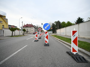 Uzavření Mánesovky ráno dopravu příliš nekomplikovalo. Řidiče mátlo dopravní značení