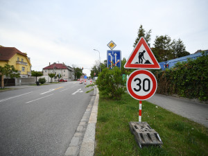Uzavření Mánesovky ráno dopravu příliš nekomplikovalo. Řidiče mátlo dopravní značení