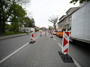 Uzavření Mánesovky ráno dopravu příliš nekomplikovalo. Řidiče mátlo dopravní značení