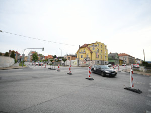 Uzavření Mánesovky ráno dopravu příliš nekomplikovalo. Řidiče mátlo dopravní značení