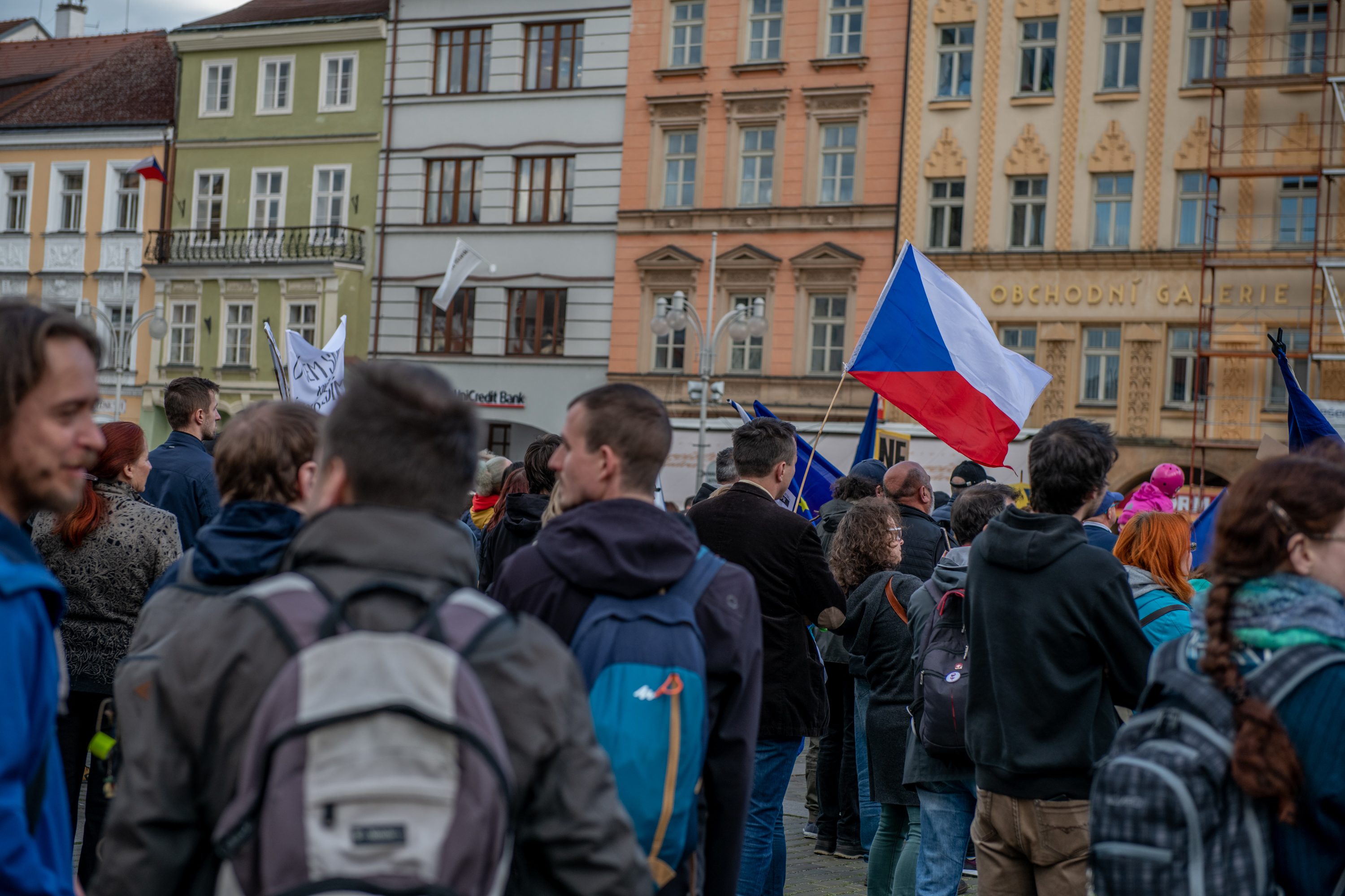 Na náměstí v Budějcích se sešlo několik desítek lidí. Požadují demisi pro Babiše a Benešovou