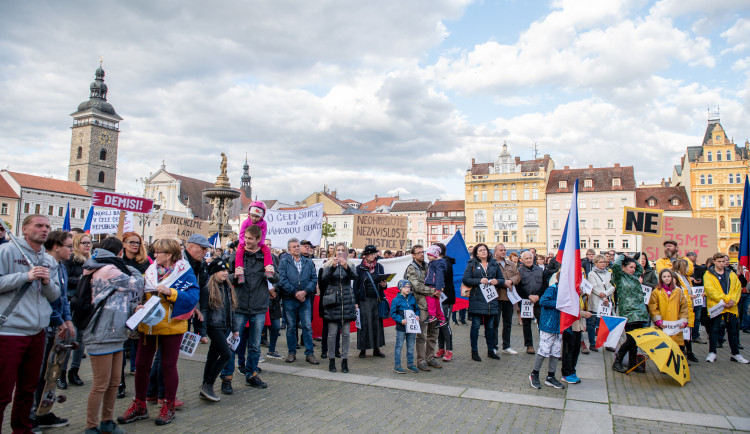 Na náměstí v Budějcích se sešlo několik desítek lidí. Požadují demisi pro Babiše a Benešovou