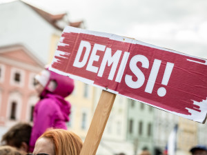 Na náměstí v Budějcích se sešlo několik desítek lidí. Požadují demisi pro Babiše a Benešovou