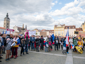 Na náměstí v Budějcích se sešlo několik desítek lidí. Požadují demisi pro Babiše a Benešovou