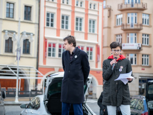 Na náměstí v Budějcích se sešlo několik desítek lidí. Požadují demisi pro Babiše a Benešovou