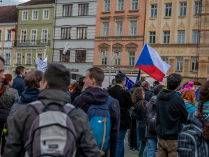 Na náměstí v Budějcích se sešlo několik desítek lidí. Požadují demisi pro Babiše a Benešovou