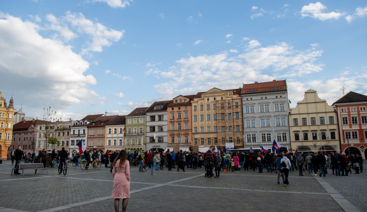 Na náměstí v Budějcích se sešlo několik desítek lidí. Požadují demisi pro Babiše a Benešovou