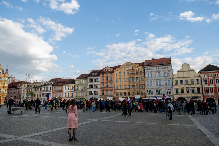 Na náměstí v Budějcích se sešlo několik desítek lidí. Požadují demisi pro Babiše a Benešovou
