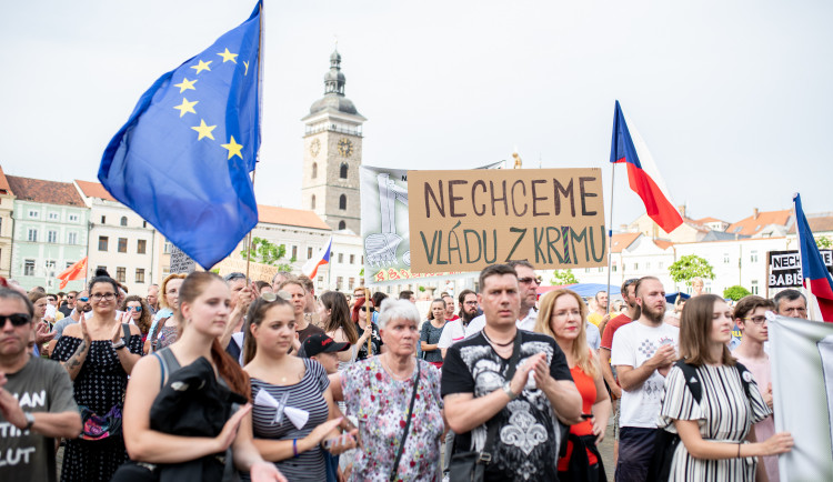 Budějcké náměstí znovu zaplnily stovky lidí.