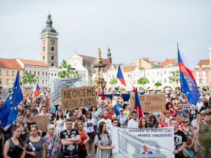 Budějcké náměstí znovu zaplnily stovky lidí.